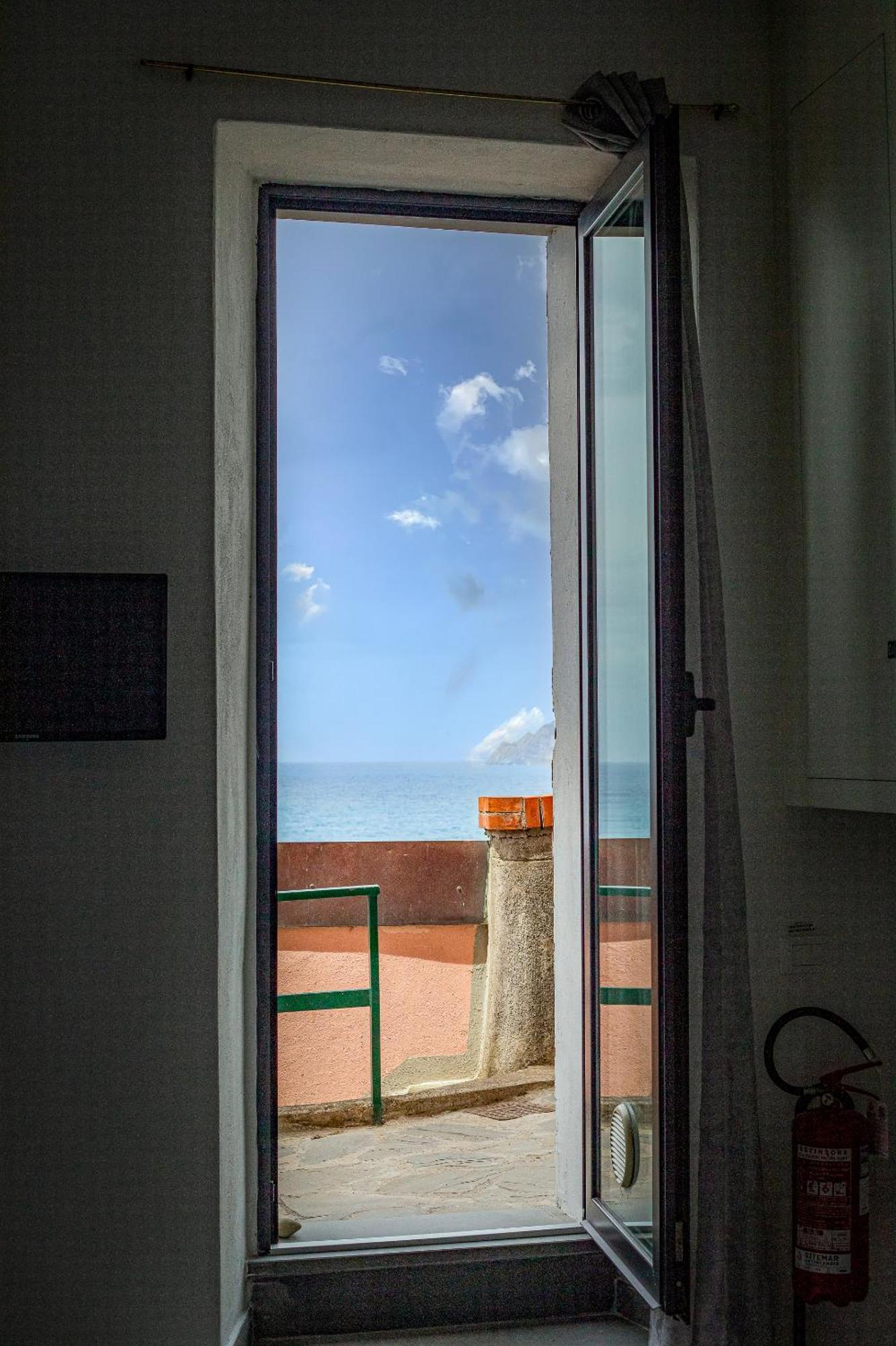 Pepita Apartment , Big Window To The Sea Манарола Экстерьер фото